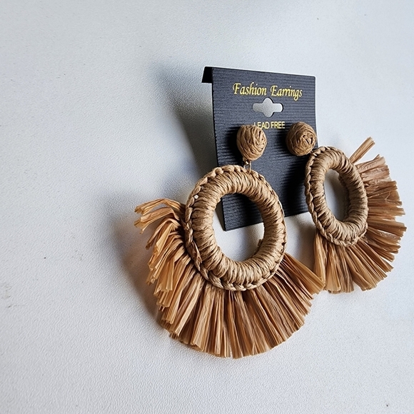 New Bohemian Beach Themed Earrings Seagrass Straw Beads Fun Natiral - Picture 2 of 7